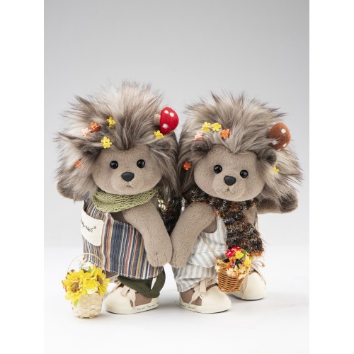 Авторская мягкая игрушка Lina Ежик серый Мори с костюмом M (±30 см) Авторская мягкая игрушка Lina Ежик серый Мори с костюмом M (±30 см)